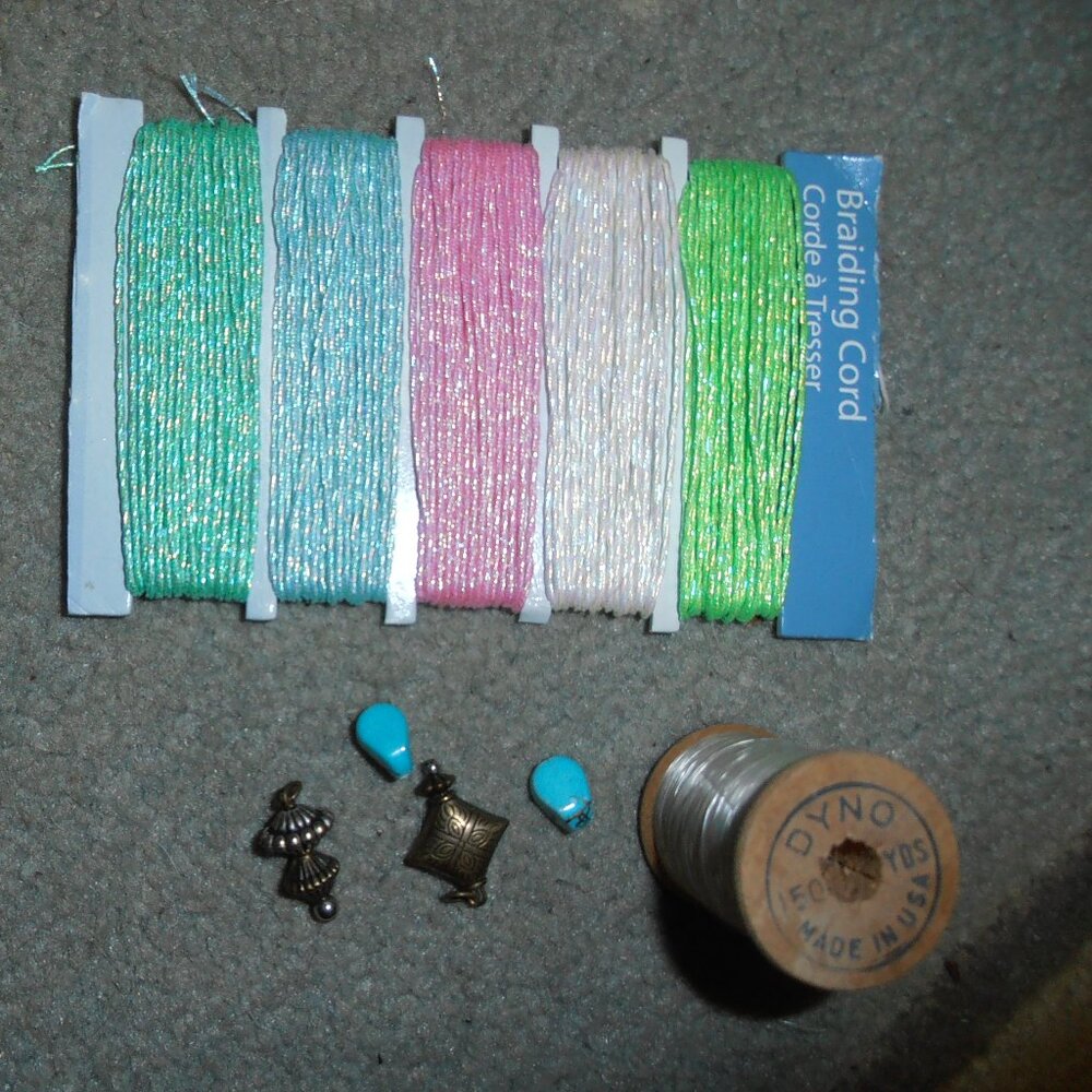 Vintage Dyno Wooden Spool, 5 Color Iridiscente Braiding Cords and 4 Beads